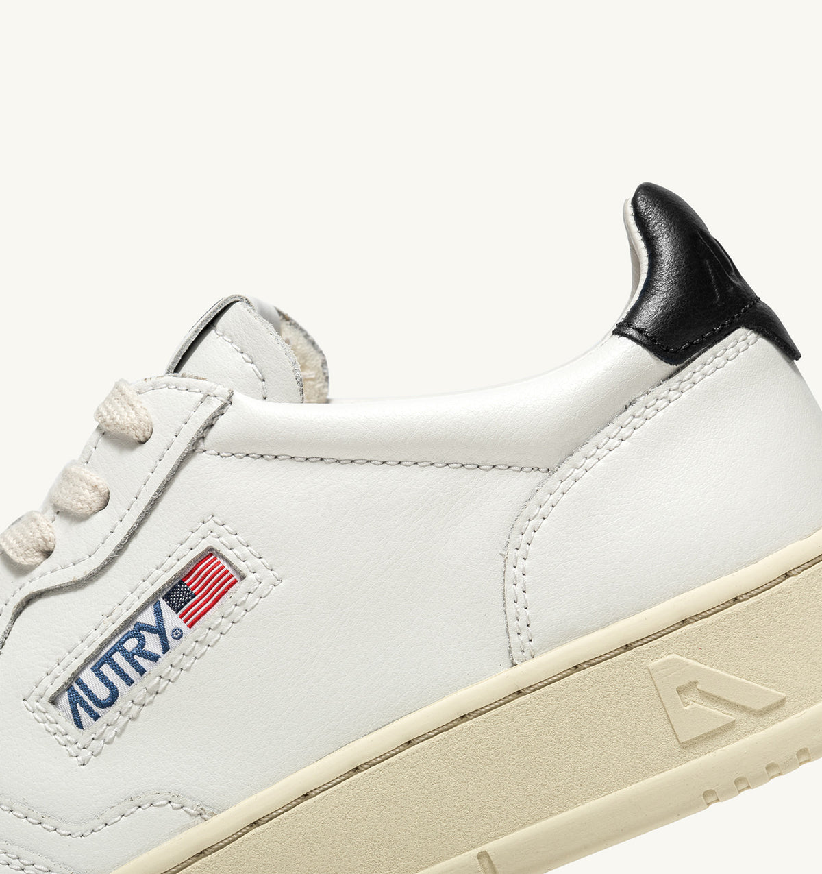 ZAPATILLAS BAJAS MEDALIST EN CUERO BLANCO Y NEGRO
