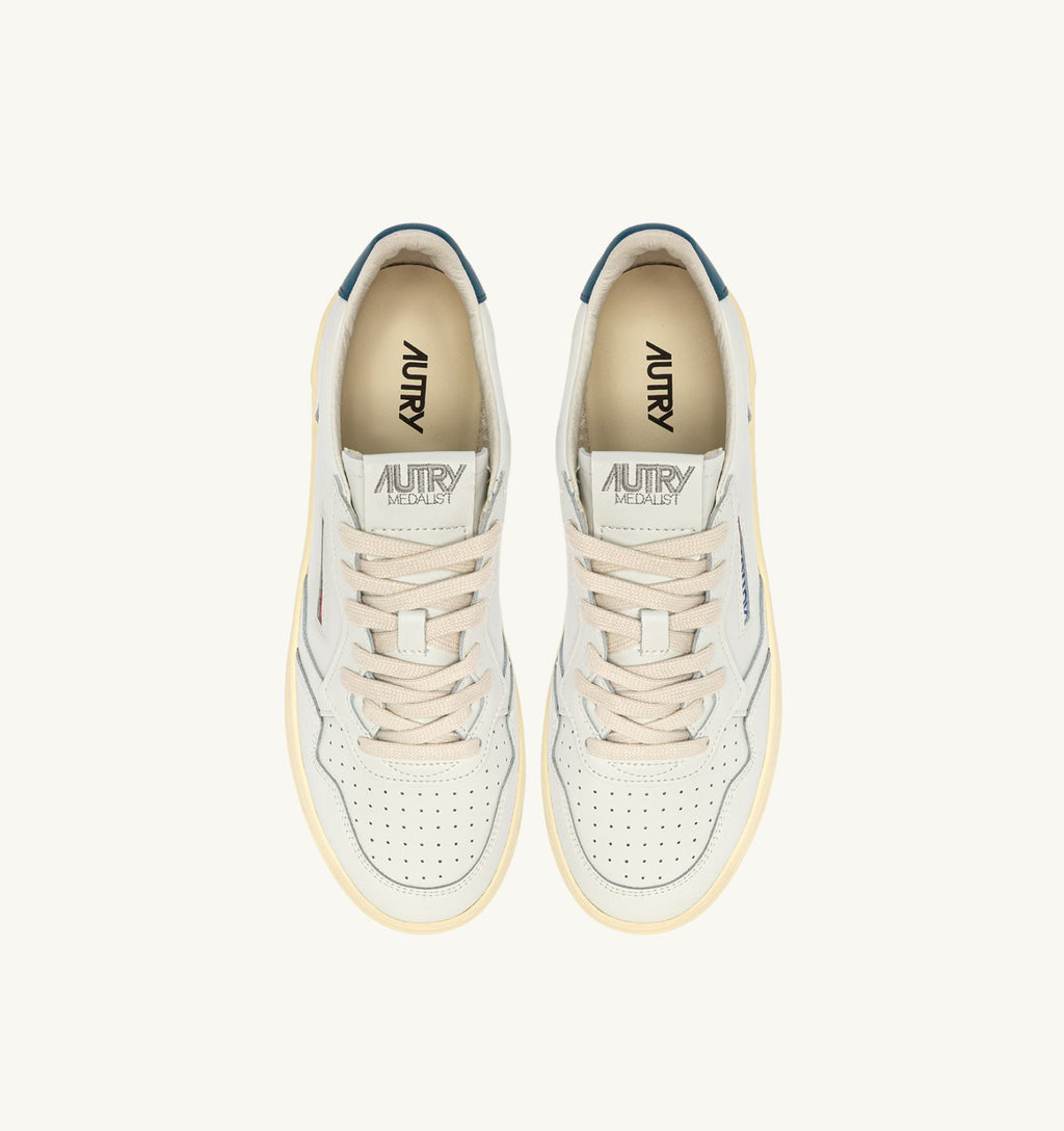 ZAPATILLAS BAJAS MEDALIST EN PIEL BLANCA Y AZUL PATO