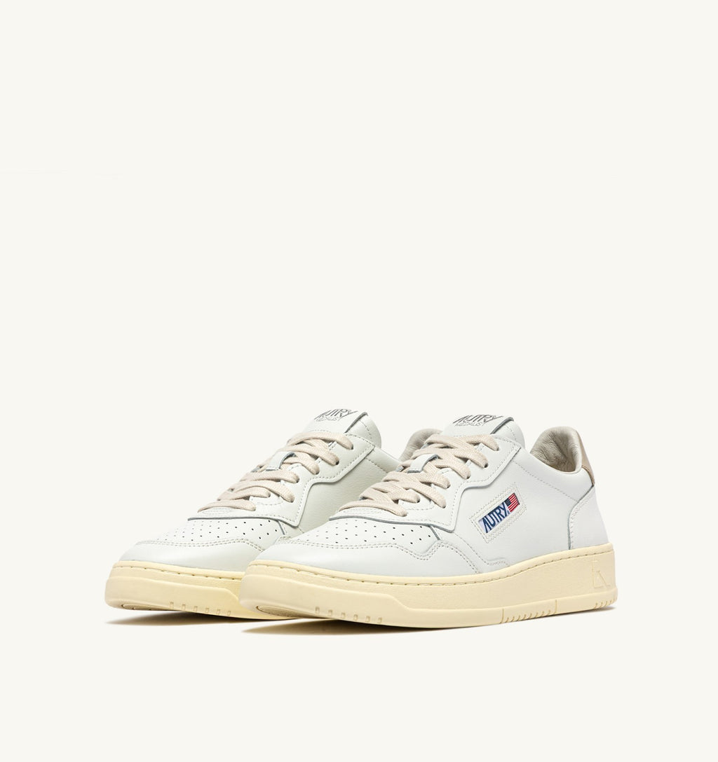 ZAPATILLAS BAJAS MEDALIST EN CUERO BLANCO Y GRIS PLUMA