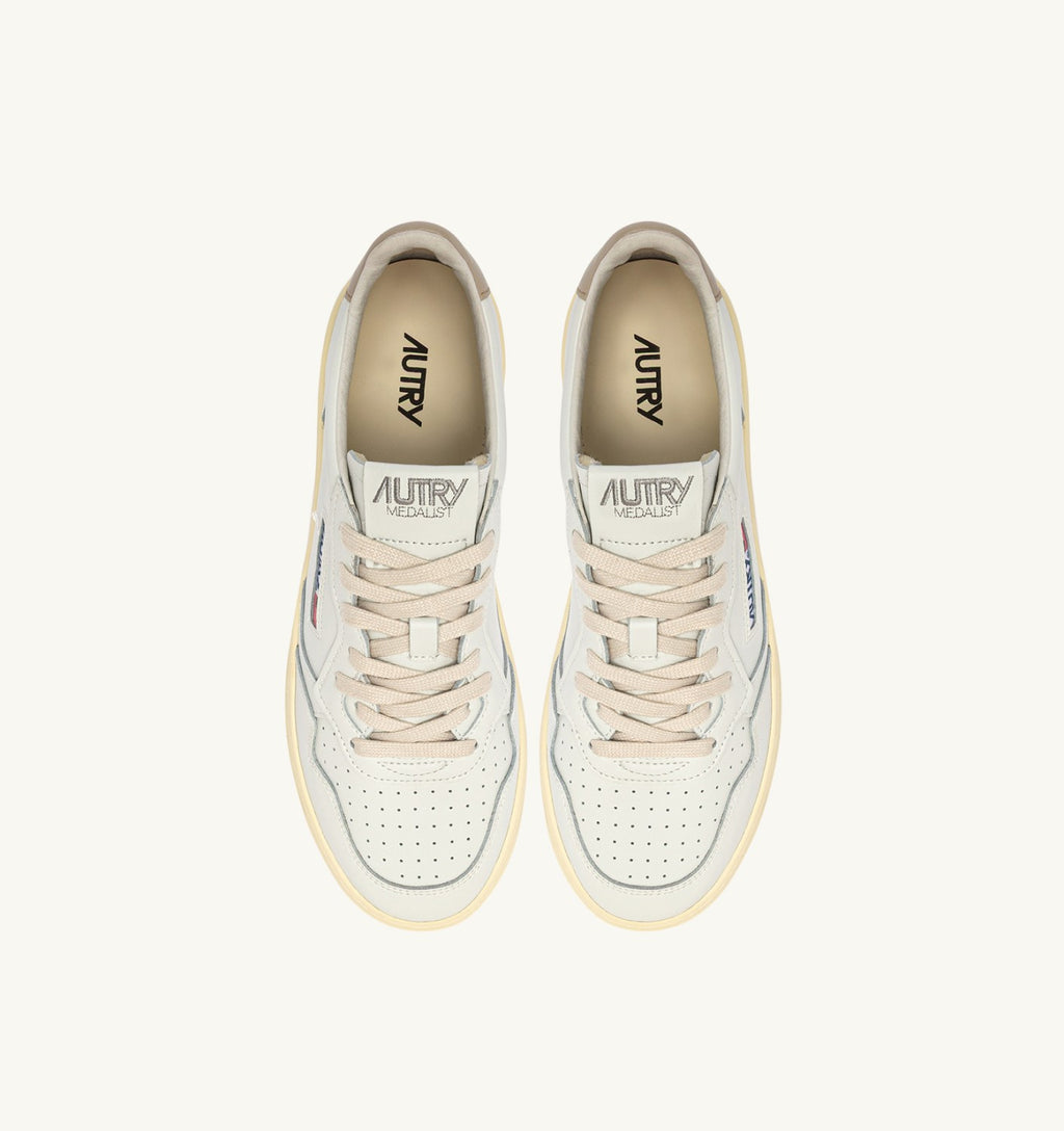 ZAPATILLAS BAJAS MEDALIST EN CUERO BLANCO Y GRIS PLUMA