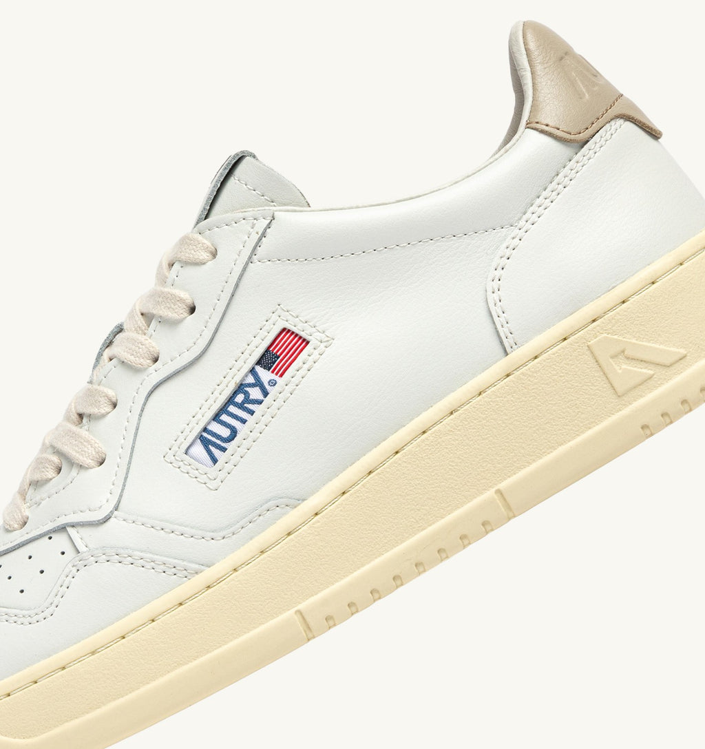 ZAPATILLAS BAJAS MEDALIST EN CUERO BLANCO Y GRIS PLUMA