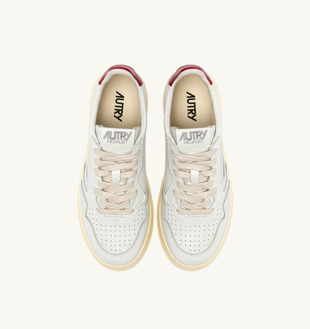 ZAPATILLAS BAJAS MEDALIST EN CUERO BLANCO Y GRANATE INTENSO