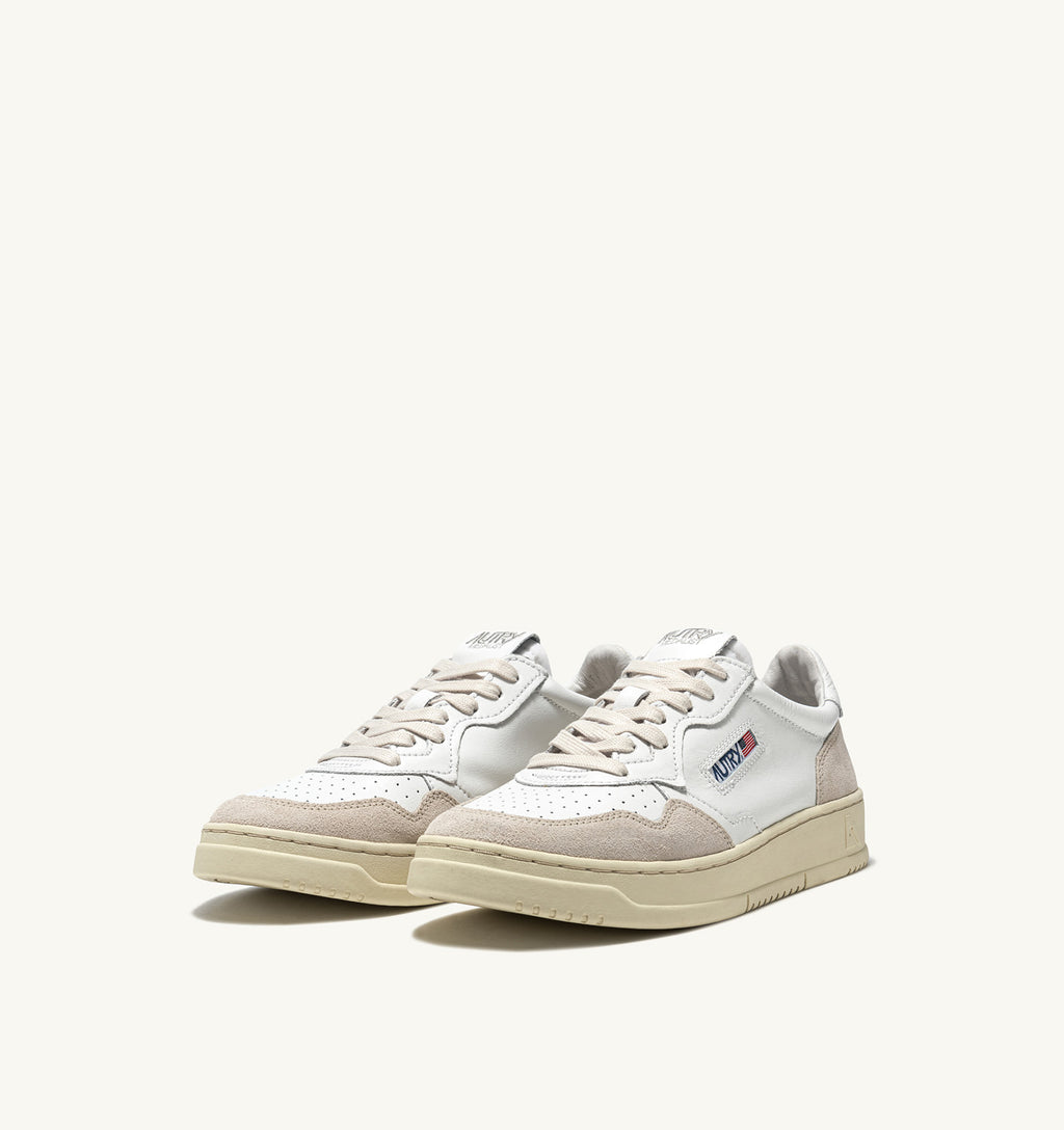 ZAPATILLAS BAJAS MEDALIST EN PIEL BLANCA Y ANTE BEIGE