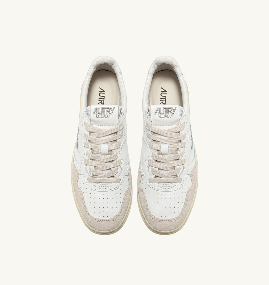 ZAPATILLAS BAJAS MEDALIST EN PIEL BLANCA Y ANTE BEIGE