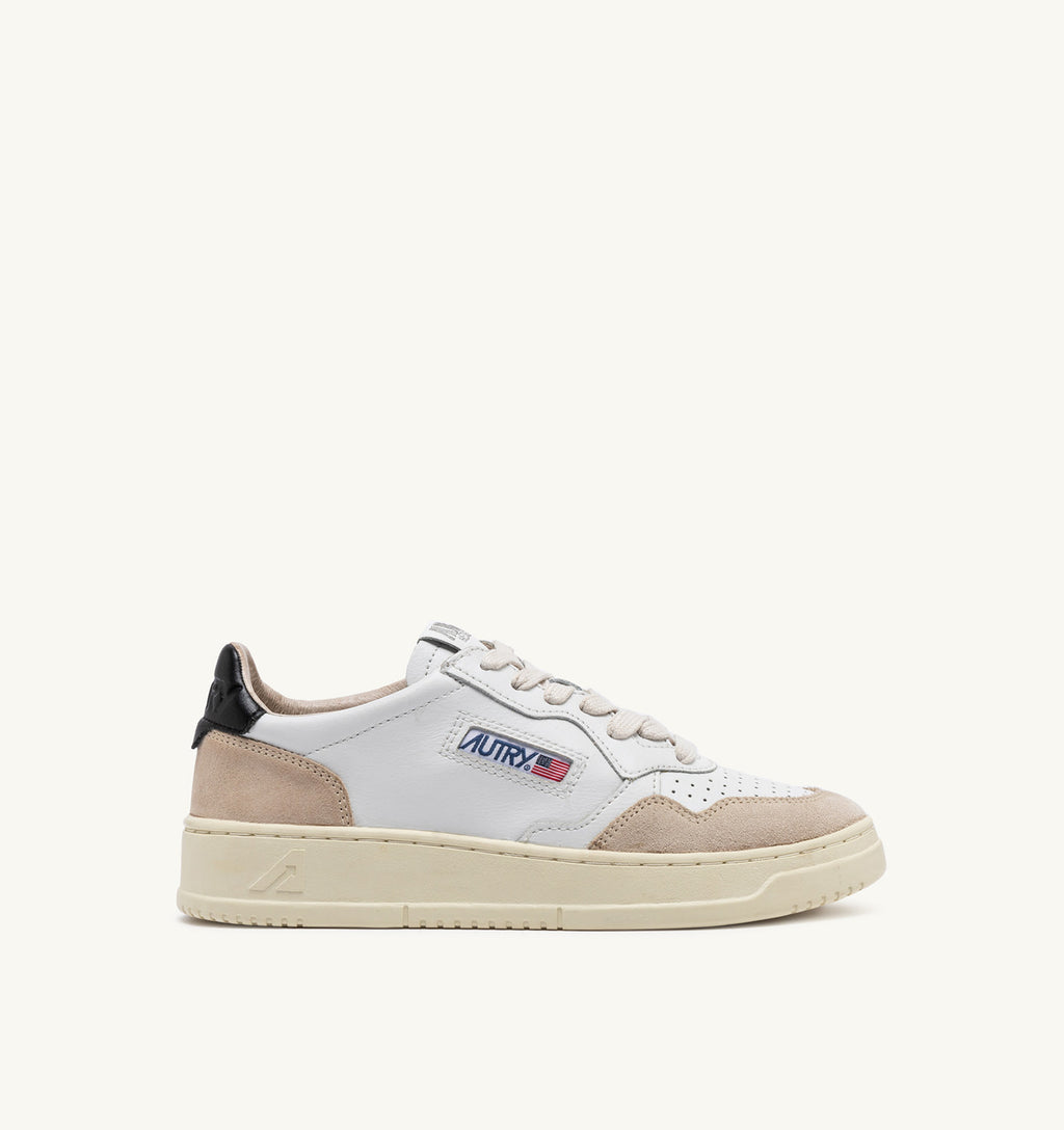 ZAPATILLAS BAJAS MEDALIST EN PIEL BLANCA Y NEGRA Y ANTE BEIGE
