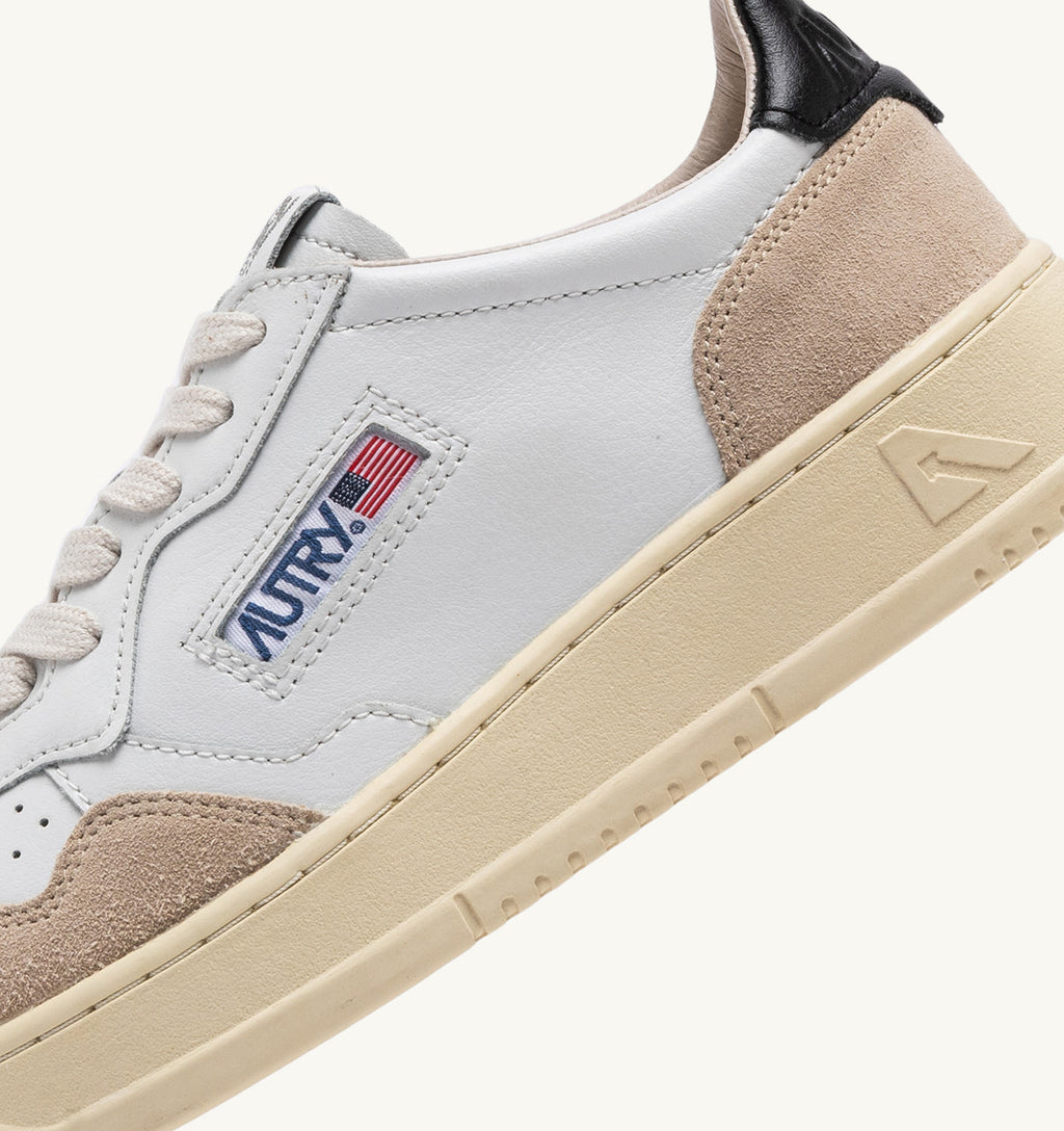 ZAPATILLAS BAJAS MEDALIST EN PIEL BLANCA Y NEGRA Y ANTE BEIGE