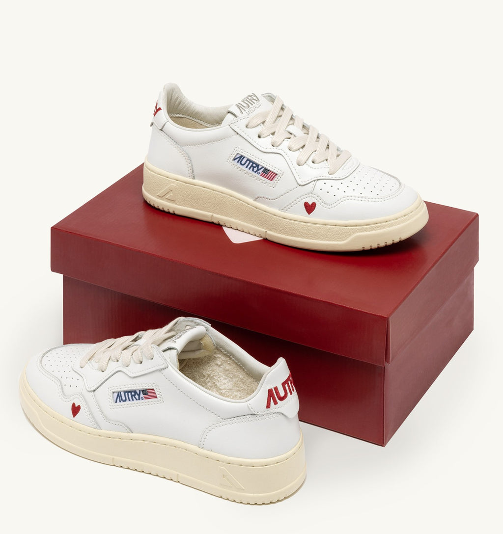 SNEAKERS MEDALIST 'LOVE' IN WHITE AND RED LEATHER